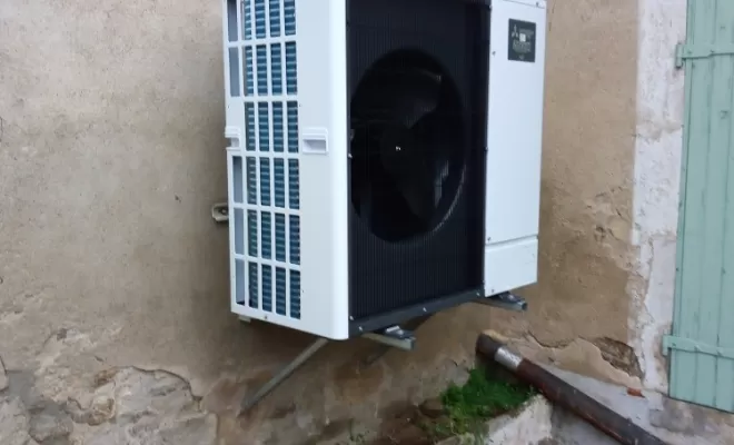 Installation d'une pompe à chaleur air eau de marque Arkteos à Chantelle, Saint-Pourçain-sur-Sioule, Mension Pasquet